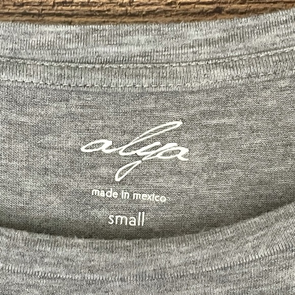 Alya Wife Mom Boss gray tiered sleeve top Size Small - Picture 3 of 7